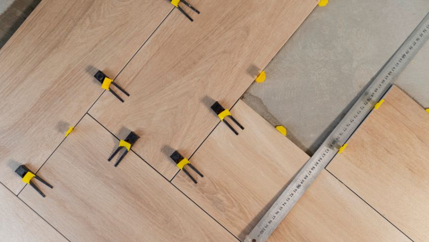 Pavimento in gres porcellanato effetto pietra, una delle tipologia di rivestimento più usate.