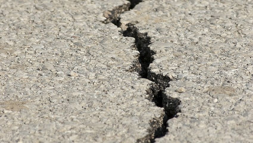 Crepa nel terreno, per richiamare la tematica della sismica e sicurezza edilizia.
