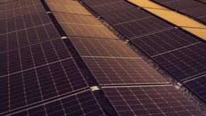 Pannelli solari integrati su un tetto inclinato di una casa moderna, combinando efficienza energetica e design architettonico