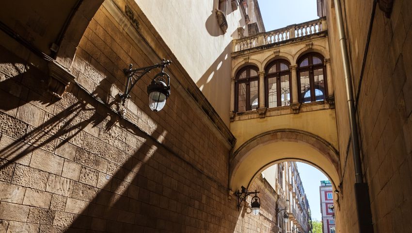 Immagine di Vecchia strada pittoresca di Barcellona del Sud Europa