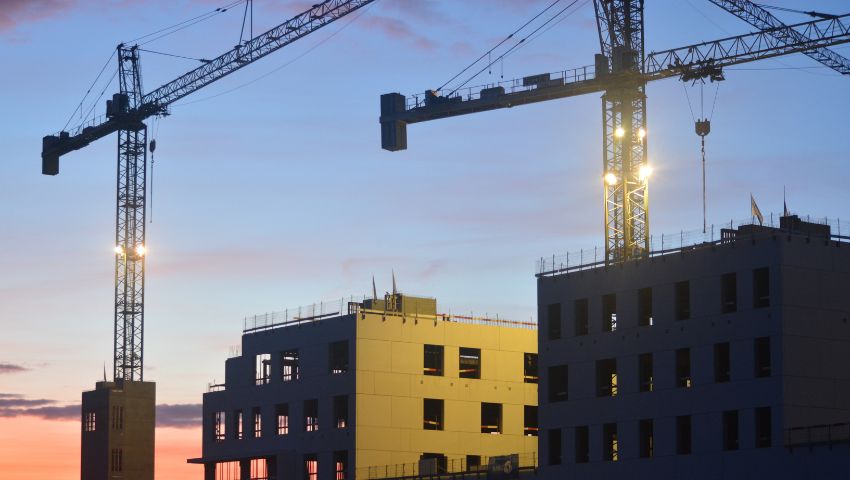 Cantiere che mostra costruzioni in corso