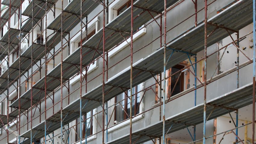 Edificio non residenziale in costruzione con struttura edilizia in sviluppo, simbolo della crescita delle nuove opere e degli interventi nel settore costruzioni