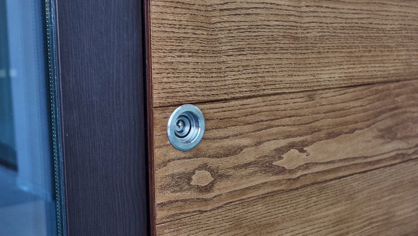 Mercato finiture edilizia: dettaglio di porta in legno e legno-alluminio