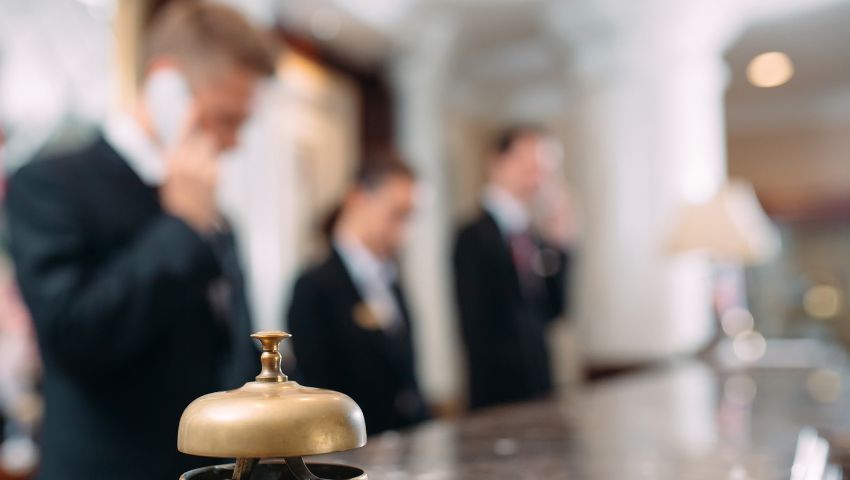 Investimenti hospitality Italia 2026: reception di un moderno hotel di lusso
