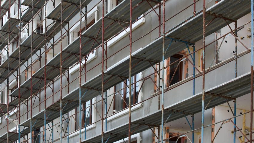 "Edificio non residenziale in costruzione con struttura edilizia in sviluppo, simbolo della crescita delle nuove opere e degli interventi nel settore costruzioni"