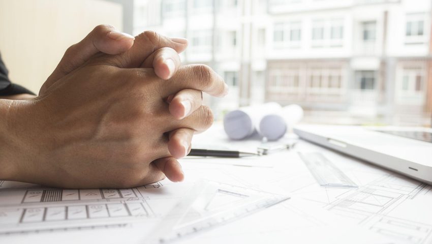 Ingegnere che lavora su un progetto tecnico per gare di ingegneria e architettura 2026